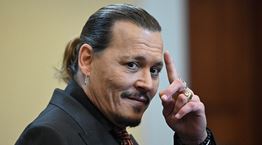 Η πρώτη φωτογραφία του Johnny Depp ως βασιλιάς Λουδοβίκος ΙΕ&#39;