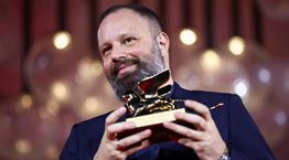 Ο Γιώργος Λάνθιμος βραβεύτηκε με Χρυσό Λέοντα για το 'Poor Things'