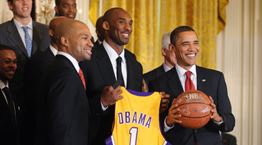 O Barack Obama γλυκοκοιτάζει το NBA