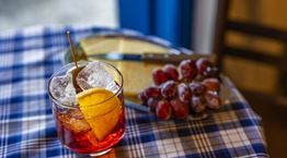 Γιατί ανοίγουν τόσα πολλά wine bars και spritzερίες στην Αθήνα