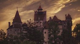 Επίσκεψη στο κάστρο του Κόμη Δράκουλα από τον καναπέ