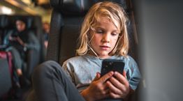 Δε δίνουμε κινητό σε παιδί κάτω των 11 ετών, λένε οι ειδικοί