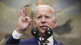 O Joe Biden τα βάζει με τον Elon Musk για το Twitter