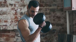 Η μία άσκηση που θα κάνει μεγαλύτερους τους δικεφάλους