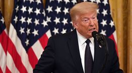 Ο κορονοϊός βουλιάζει τη δημοτικότητα του Donald Trump