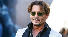 Άλλη μια φωτογραφία του Johnny Depp στον ρόλο του Λουδοβίκου ΙΕ&#39;