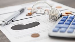 Πώς διαμορφώνονται τα νέα τιμολόγια ρεύματος για τον Αύγουστο