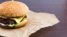 Η συνταγή για το πιο μυθικό αμερικάνικο burger