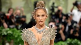 Jennifer Lopez, ξανά μόνη -και πολύ εντυπωσιακή- στο κόκκινο χαλί