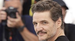 Ζηλεύουμε τα T-shirts του Pedro Pascal-είναι η τέλεια playlist