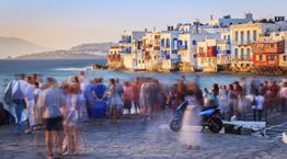 Σαφάρι για ένα δωμάτιο στις Κυκλάδες τον Αύγουστο