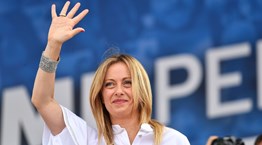 Giorgia Meloni, μια λαοπλάνα νεοφασίστρια