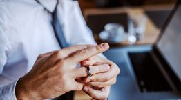 Γιατί οι 45αρηδες είναι πιο άπιστοι από ποτέ