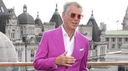 O Pierce Brosnan είναι ένας πολύ, πολύ ευτυχισμένος παππούς