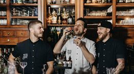 Στα Michelin των μπαρ, θα βρεις και ένα μαγαζί από τον Βόλο