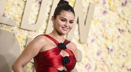Μία χαλαρή Τρίτη με τη Selena Gomez στη μπανιέρα