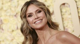 Η Heidi Klum ζεστάθηκε τόσο, που έβγαλε το πουκάμισό της