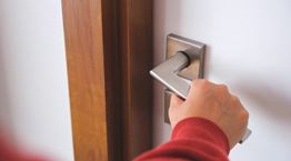 Μερικοί ευφάνταστοι τρόποι για να ανοίξεις την πόρτα σου αν ξέχασες τα κλειδιά σου
