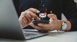 Προτιμάς να στέλνεις μήνυμα αντί να κάνεις κλήσεις; Τι λέει για σένα η ψυχολογία