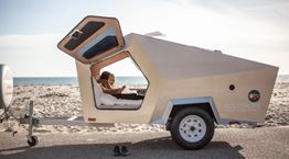 Αυτό το κομψό τρέιλερ μεταμορφώνεται σε πολυτελές δωμάτιο ξενοδοχείου