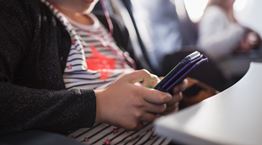 4 τρόποι για να προστατέψεις το παιδί σου από τα social media