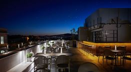 Φανταστικές ταράτσες και δροσεροί κήποι για φαγητό στην Αθήνα