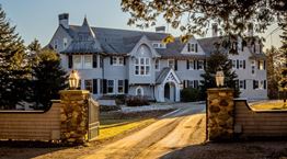 Η παράξενη έπαυλη του John Travolta βγαίνει στο σφυρί