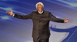Υπάρχει συγκεκριμένος λόγος που ο Morgan Freeman φορούσε γάντι στην έναρξη του Μουντιάλ