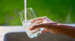 Πίνοντας περισσότερο νερό, με 10 απλούς τρόπους