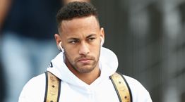 Τα πανάκριβα, κίτρινα γυαλιά ηλίου του Neymar