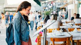 Εστιατόρια-παγίδα για τουρίστες: Πώς να τα αποφύγεις