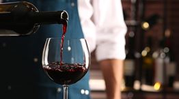 Τι θα γίνει αν πίνεις κάθε μέρα ένα ποτήρι κρασί;