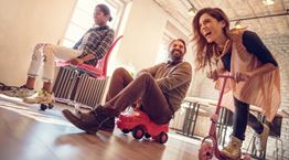 Οι ενήλικες αγοράζουν δώρα για τον εαυτό τους, η βιομηχανία παιχνιδιών κερδίζει