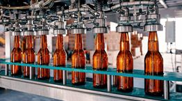 Υπάλληλος ζυθοποιείου έπινε καθημερινά 4 λίτρα μπύρας και τους μηνύει για τον αλκοολισμό του