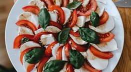 Η ιστορία, η συνταγή και τα μυστικά της τέλειας caprese