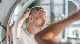 Τι πρέπει να κάνεις για να γκριζάρουν λιγότερο - ή καθόλου- τα μαλλιά σου