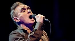 Ο Morrissey &#39;πάγωσε&#39; την περιοδεία του -Τον απείλησαν ότι &#39;θα προσπαθήσουν να τον πυροβολήσουν&#39;