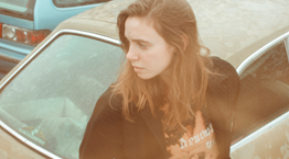 Η Julien Baker και η αιώνια λιακάδα ενός μουσικού μυαλού