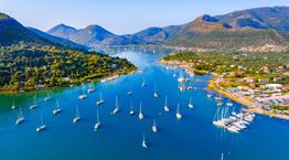 Τα γαλήνια νησιά του Ιονίου που λατρεύουν οι πλουσιότεροι άνθρωποι στον κόσμο