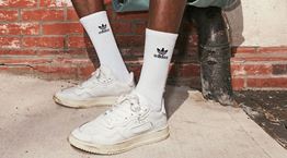 Η adidas λανσάρει 10 διαφορετικές εκδοχές λευκών sneakers