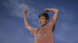 Η Ματίνα Θρουμουλοπούλου γυρίζει πίσω τον χρόνο με τις φουτουριστικές της γραμματοσειρές