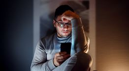 Αυτές οι συνήθειες δείχνουν ότι έχεις εθιστεί στο κινητό σου