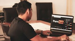 Γιατί ο Καναδάς θέλει να απαγορεύσει το Pornhub στις ΗΠΑ