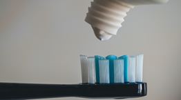 Πόσοι ιοί ζουν μέσα στην οδοντόβουρτσά σου