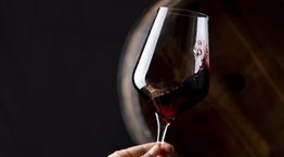 4 τρόποι για να εντυπωσιάσεις τους φίλους σου με κρασί