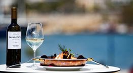 Το τέλειο wine pairing με τη Σαμαρόπετρα Κυρ-Γιάννη στην Πισίνα