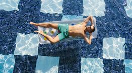 Μαγιό με έντονα χρώματα και εκκεντρικά σχέδια