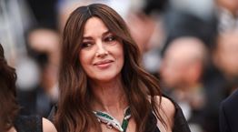 Monica Bellucci και Deva Cassel βολτάρουν στην Πάρο