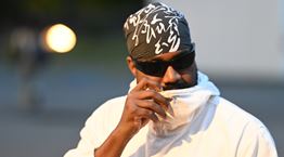 Ο Kanye West πουλάει πλέον μπλουζάκια με σβάστικες σαν να μην τρέχει τίποτα