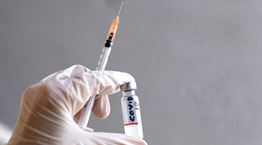 Το εμβόλιο των Pfizer Inc/BioNTech αγγίζει σε αποτελεσματικότητα το 95%